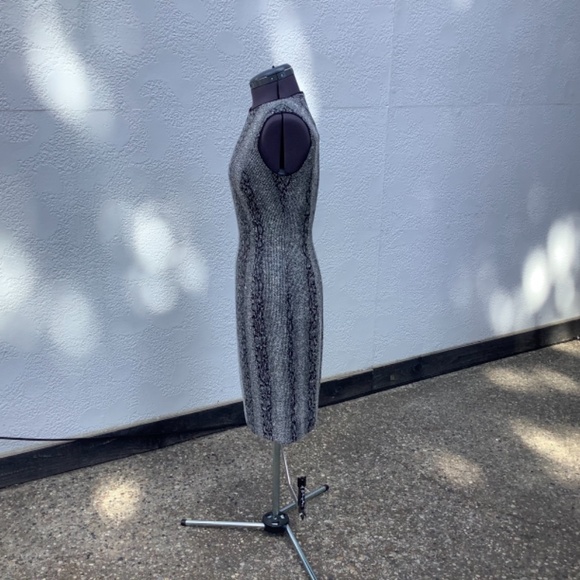 Sleeveless black and white Tahari dress - Picture 5 of 10